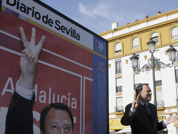 Monteseir&iacute;n gesticula junto a una fotograf&iacute;a suya tomada tras las pasadas elecciones municipales.

Foto: Juan Carlos V&aacute;quez
