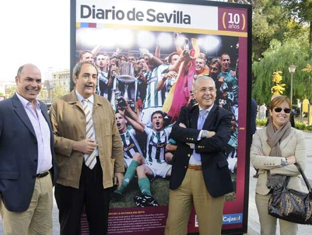 Representantes de la comitiva muncipal posan ante la foto que conmemora el triunfo en Copa del Rey del Betis en el a&ntilde;o 2005.

Foto: Juan Carlos V&aacute;quez