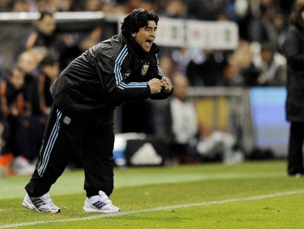 Maradona intenta animar a los suyos desde la banda. / AFP Photo