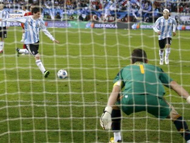 Espa&ntilde;a ha sabido superar con juego el oficio argentino. / EFE &middot; Reuters &middot; AFP