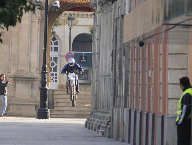 Un especialista en moto, con el Arquillo del Ayuntamiento al fondo.

Foto: Juan Carlos V&aacute;zquez