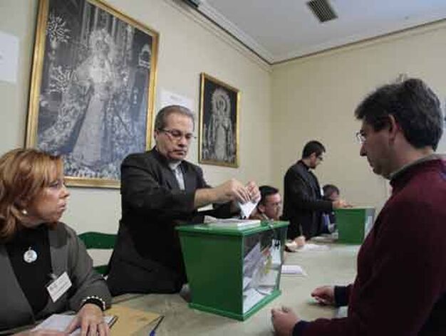 Un hermano deposita su voto.

Foto: Antonio Pizarro/Juan Carlos Mu?