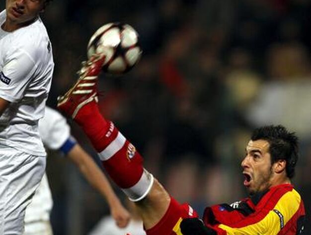 El delantero &Aacute;lvaro Negredo trata de hacer un remate de chilena. / EFE &middot; AFP &middot; Reuters