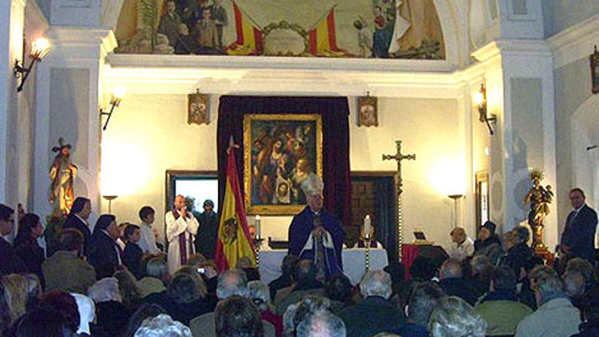 Un obispo oficia una misa con banderas franquistas en el altar en Madrid