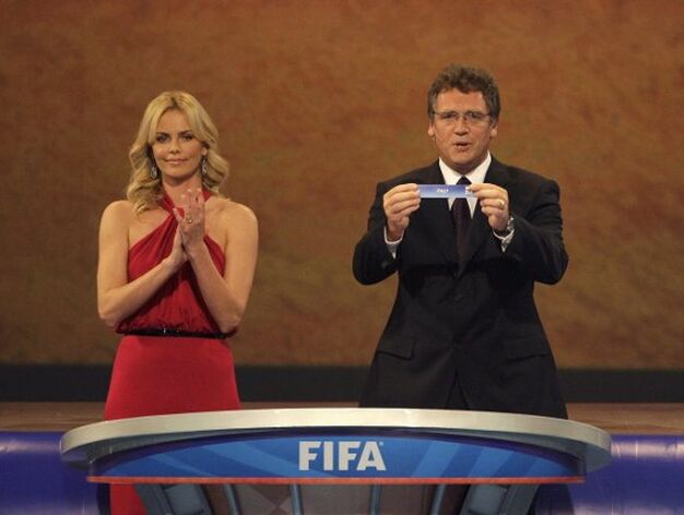 Jerome Valcke, secretario general de la FIFA, saca unos de los papeles del bombo del sorteo.

Foto: Agencias