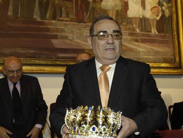 Felipe Cecilia (presidente de C&aacute;ritas) posa con su corona de Rey Gaspar.

Foto: Manuel G&oacute;mez