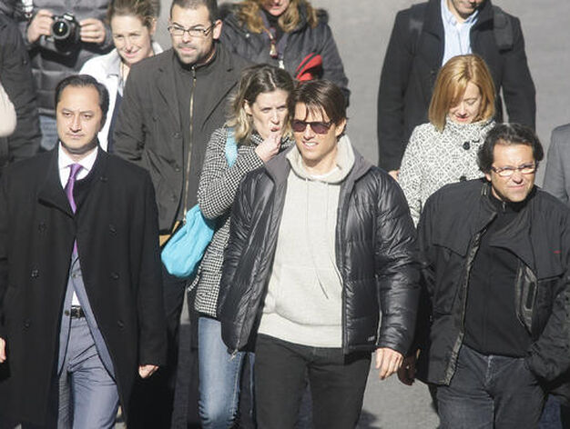 Tom Cruise camina acompa&ntilde;ado por el delegado de Urbanismo y el productor Jos&eacute; Luis Escolar.

Foto: Antonio Pizarro