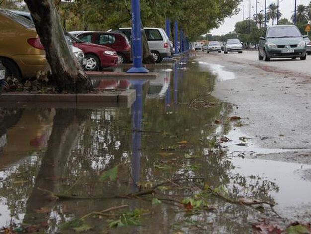 Las grandes precipitaciones provocan casi 600 incidencias en la ciudad entre inundaciones de carreteras y viviendas.

Foto: J. A. Garc&iacute;a, J. C. V&aacute;zquez, B. Vargas y J. Mart&iacute;nez