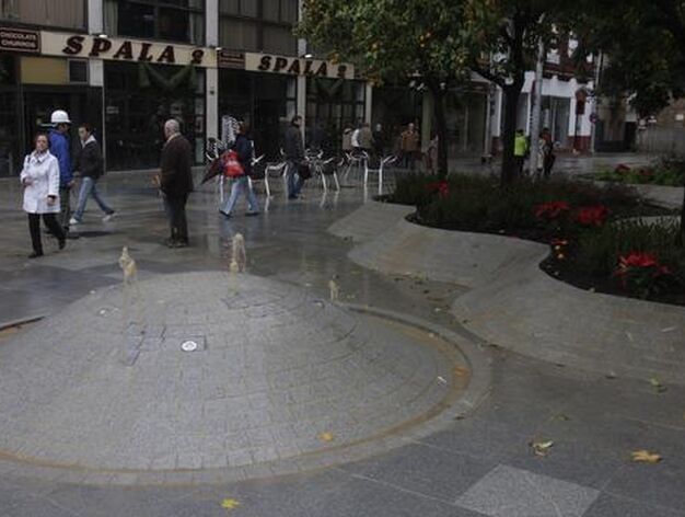 Una fuente en el tramo de la plaza inaugurado.

Foto: Jos&eacute; &Aacute;ngel Garc&iacute;a