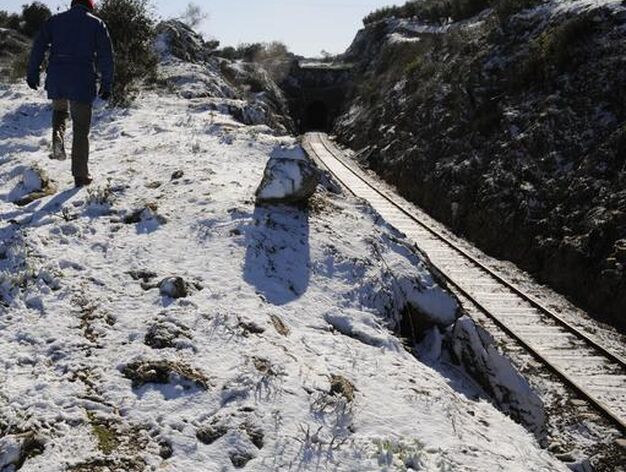 La nieve ha llegado a cubrir totalmente las zonas pr&oacute;ximas a la v&iacute;a del tren.

Foto: B.Vargas/Juan Carlos V&aacute;zquez