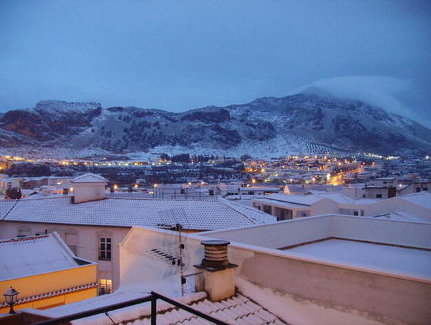 Aspecto de Loja (Granada) mientras anochec&iacute;a tras la ca&iacute;da de la nieve.

Foto: Joly Digital