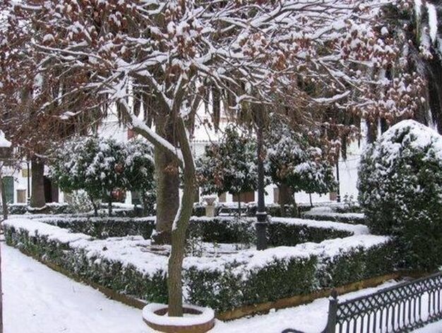 Un parque de Cazalla de la Sierra (Sevilla) tras la nevada.

Foto: Joly Digital