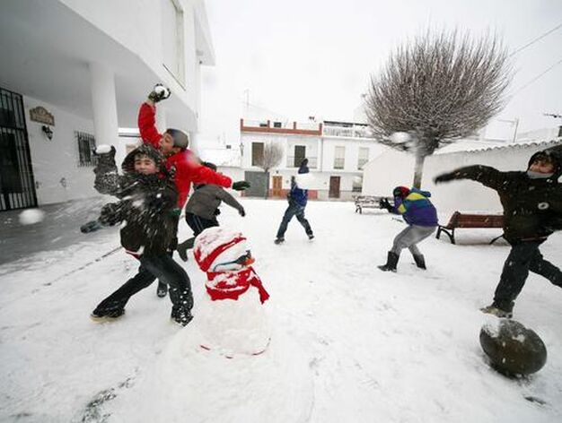 Varios ni&ntilde;os juegan con la nieve en M&aacute;laga.

Foto: Joly Digital