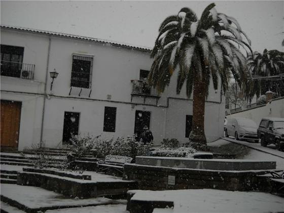 En Cazalla, la plaza del Concejo nevada./ Carmen Morales