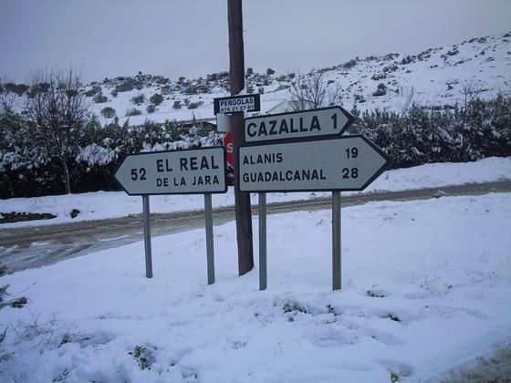 La nieve se muestra en las proximidades de Cazalla./ Mar&iacute;a del Monte Pozo Lemos