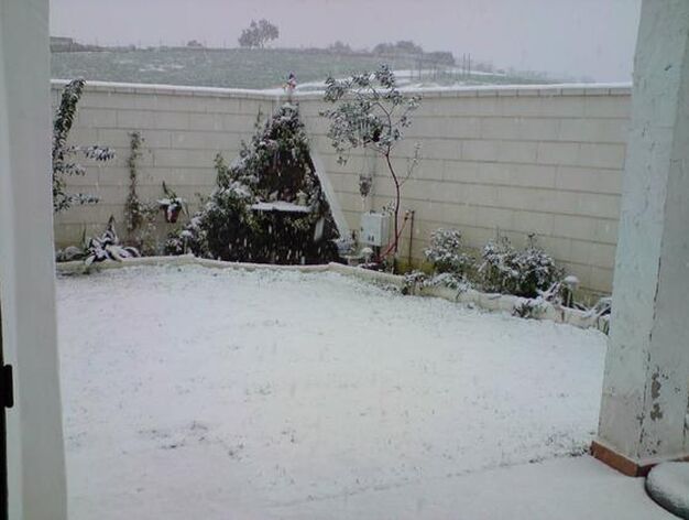 El patio de un domicilio completamente nevado, en el Ronquillo./ &Aacute;ngel Exposito Pedrera