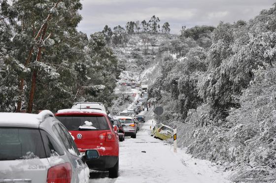 La nieve a provocado retenciones e incluso accidentes en la Sierra Norte.