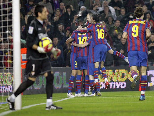 Palop sostiene el bal&oacute;n tras sacarlo de la porter&iacute;a despu&eacute;s del primer gol del Barcelona. / Josep Lago (AFP Photo)