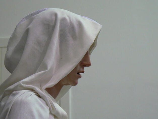 La Virgen luci&oacute; una t&uacute;nica blanca que le cubr&iacute;a la cabeza, aunque dejaba a la vista gran parte del rostro y cuello. 

Foto: Ruesga Bono