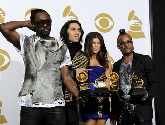 Black Eyed Peas muestran sus Grammy. / EFE
