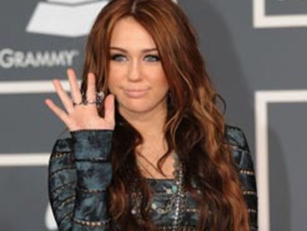 Miley Cyrus posa a su llegada a la gala. / AFP PHOTO