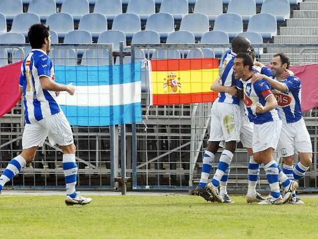 V&aacute;zquez y D&rsquo;Jily felicitan a Bello, autor de la jugada del primer gol y Carrasco hace un gesto de rabia tras el 1-0.

Foto: Manuel Aranda