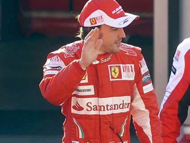 Fernando Alonso saluda a la llegada al circuito de Cheste/Efe

Foto: Efe