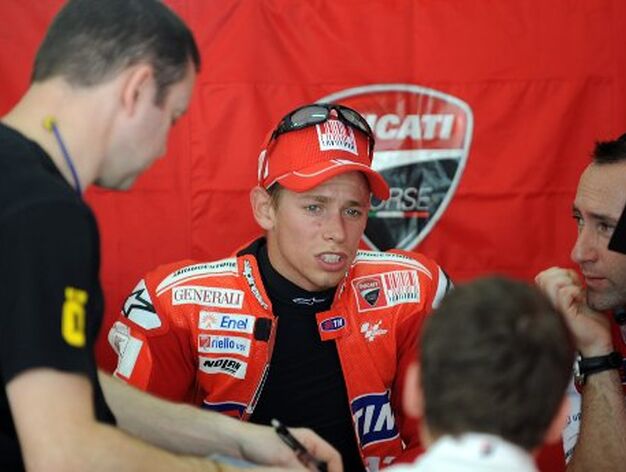 El piloto de Ducati, Casey Stoner, conversa con sus t&eacute;cnicos en el box durante la sesi&oacute;n de entrenamientos.

Foto: Agencias