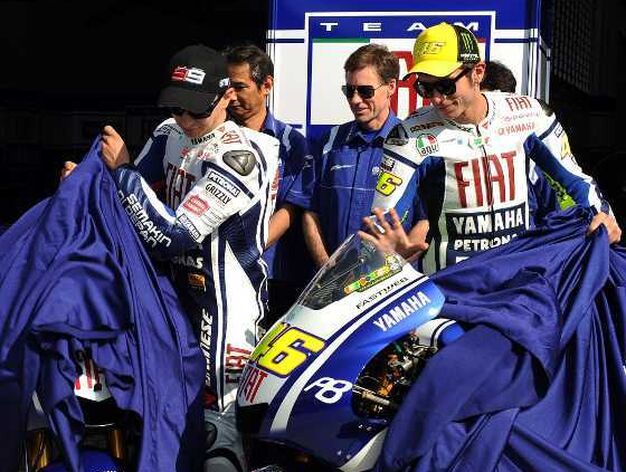 El piloto italiano Valentino Rossi (d) y el espa&ntilde;ol Jorge Lorenzo (i) descubren sus nuevas motos Fiat Yamaha para la temporada 2010, sendas YZR M1.

Foto: Agencias