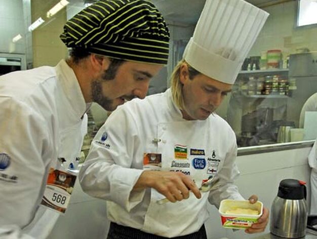 Dos cocineros elaboran su receta

Foto: Manuel Aranda