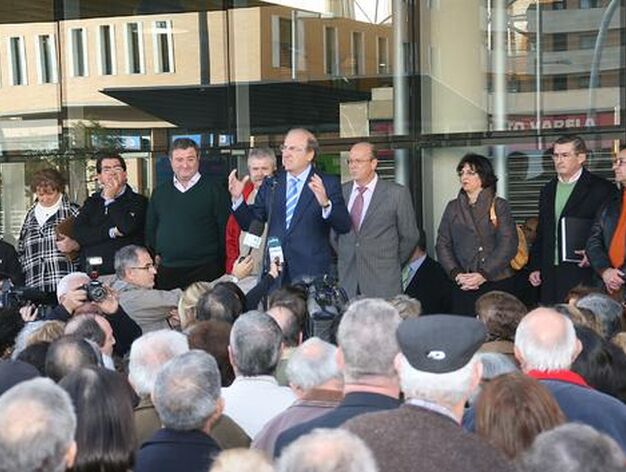 El alcalde de Huelva se dirige a los asistentes al estreno de las instalaciones.

Foto: Esp&iacute;nola