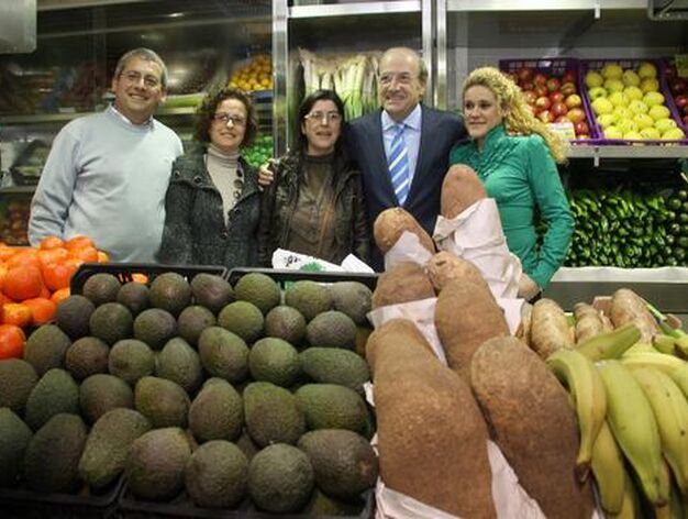 El alcalde de Huelva posa en un puesto de fruta de las nuevas instalaciones.

Foto: Esp&iacute;nola