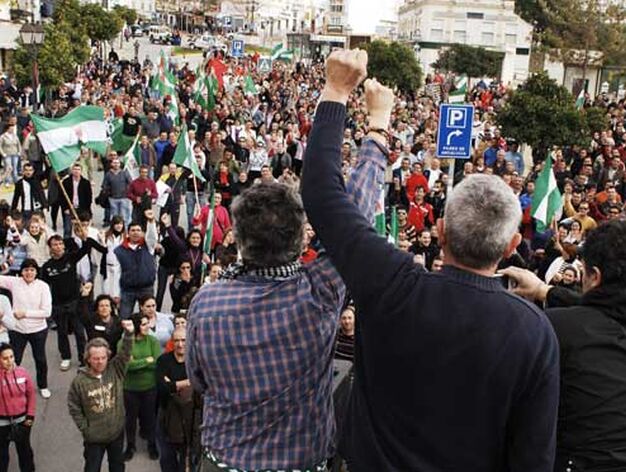 S&aacute;nchez Gordillo y Ca&ntilde;amero finalizaron la huelga en Arcos con el himno andaluz

Foto: Aguilar