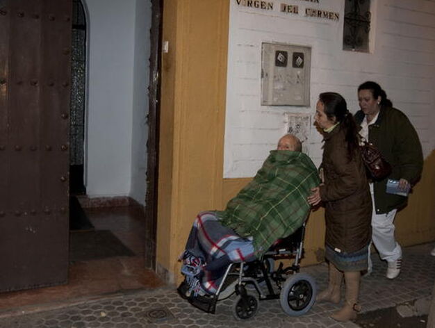 Uno de los afectados es trasladado a otra residencia cercana.

Foto: Antonio Pizarro / EFE