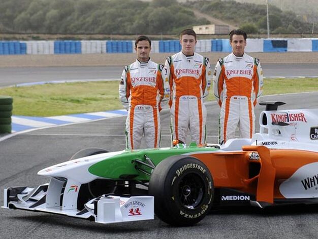 Los pilotos del equipo Force India posan ante su monoplaza en el circuito de Jerez.

Foto: Agencia