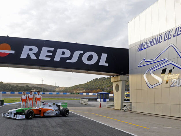 Los pilotos del equipo Force India posan ante su monoplaza en el circuito de Jerez.

Foto: Agencia