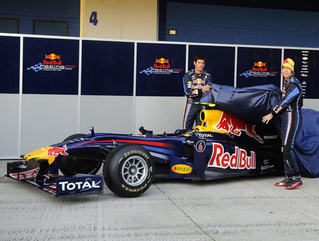 Los pilotos del equipo Red Bull presentan el nuevo monoplaza en el circuito de Jerez.

Foto: Agencia