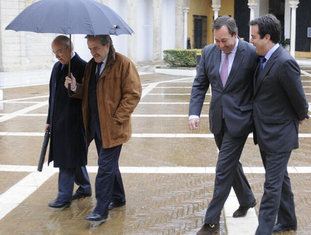 Manuel del Valle, ex alcalde de Sevilla, y Rafael Camacho, ex director general de RTVA, a la izquierda.

Foto: Juan Carlos V&aacute;zquez