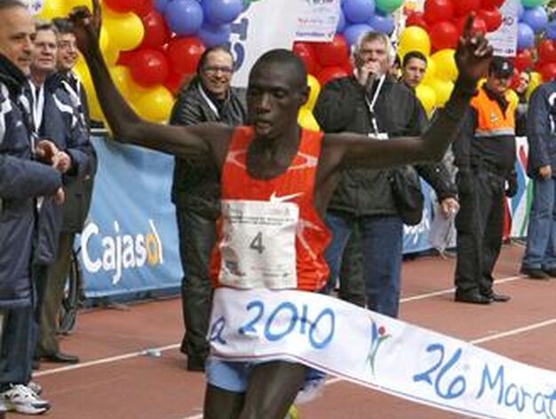4.161 corredores han participado en el XXVI Marat&oacute;n Ciudad de Sevilla 2010 Gran Premio de Andaluc&iacute;a, que ha acabado ganando el keniano Phillip Biwot. / Juan Carlos V&aacute;zquez