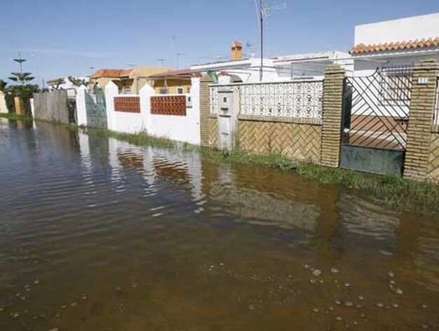 Inundaciones en la barriada de las Tres Piedras en Chipiona

Foto: Paco Peri&ntilde;an / Aguilar / Borja Benjumeda / Pascual/ JC Toro / Efe
