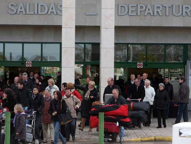 Numerosos vuelos han sido cancelados en el Aeropuerto de Jerez, incluido el Jerez-Viena que se inauguraba

Foto: Paco Peri&ntilde;an / Aguilar / Borja Benjumeda / Pascual/ JC Toro / Efe