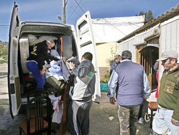 Vecino recogen sus enseres para abandonar su casa

Foto: Paco Peri&ntilde;an / Aguilar / Borja Benjumeda / Pascual/ JC Toro / Efe