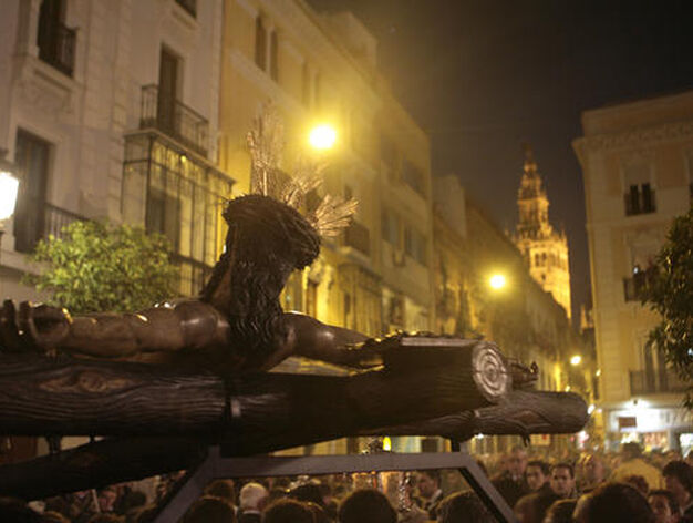 El Crucificado de La Carreter&iacute;a con la Giralda de fondo.

Foto: Juan Carlos Mu&ntilde;oz