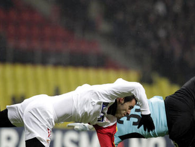 Negredo y Akinfeev (portero del CSKA de Mosc&uacute;) intentan mantener el equilibrio.

Foto: Antonio Pizarro