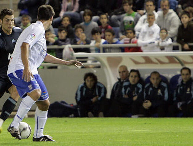 Ronaldo trata de marcharse de su marcador. / AFP