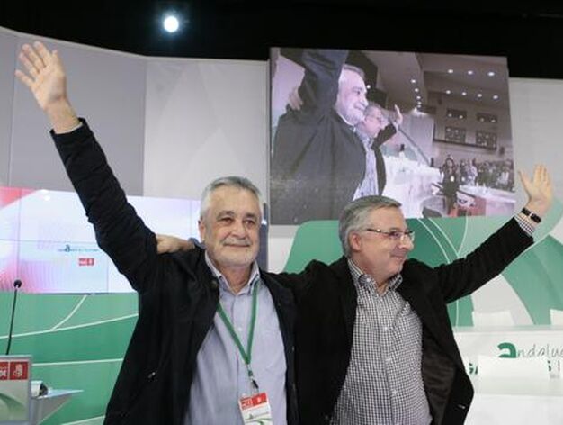 Jos&eacute; Blanco felicita al ya secretario general del PSOE-A. / Juan Carlos Mu&ntilde;oz