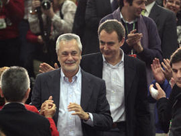 Gri&ntilde;&aacute;n y Zapatero se dirigen al escenario principal. / Juan Carlos Mu&ntilde;oz
