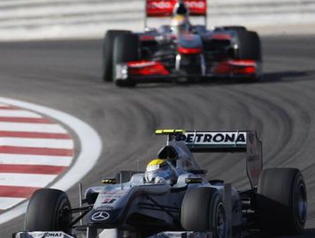 Fernando Alonso gana su primera carrera como piloto de Ferrari en Bahrein. / Reuters