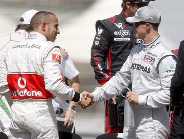 Hamilton y Schumacher se saludan antes de la carrera. / EFE