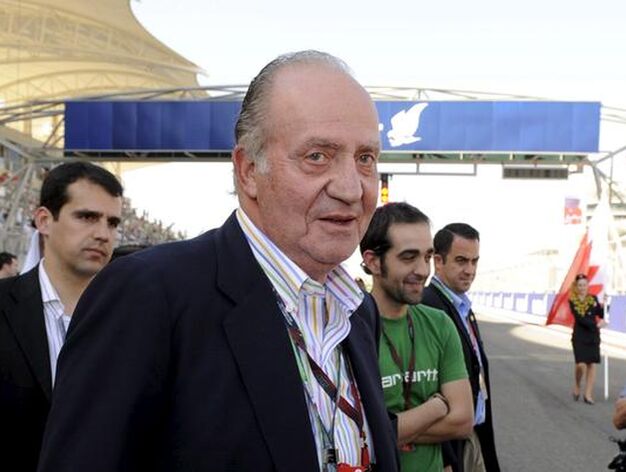 El Rey Juan Carlos ha sido testigo de la victoria del piloto espa&ntilde;ol. / EFE